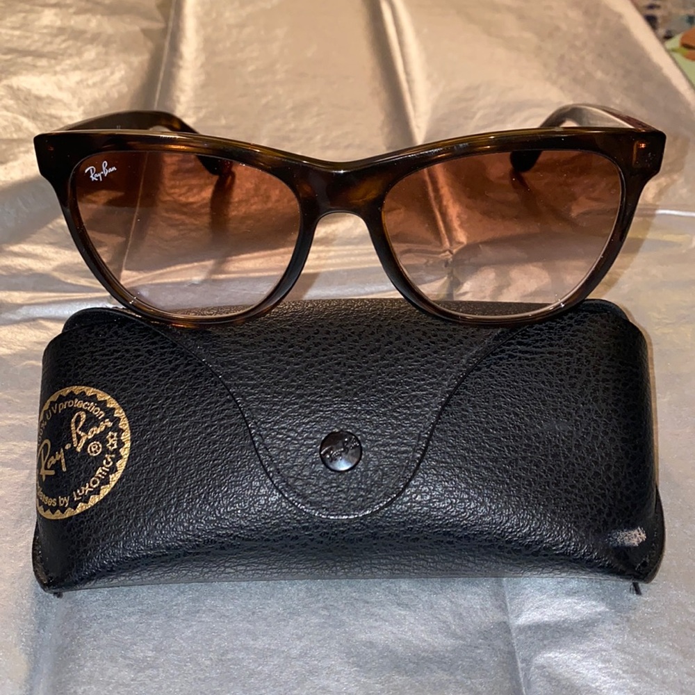 Beautiful brown turtle ray bans